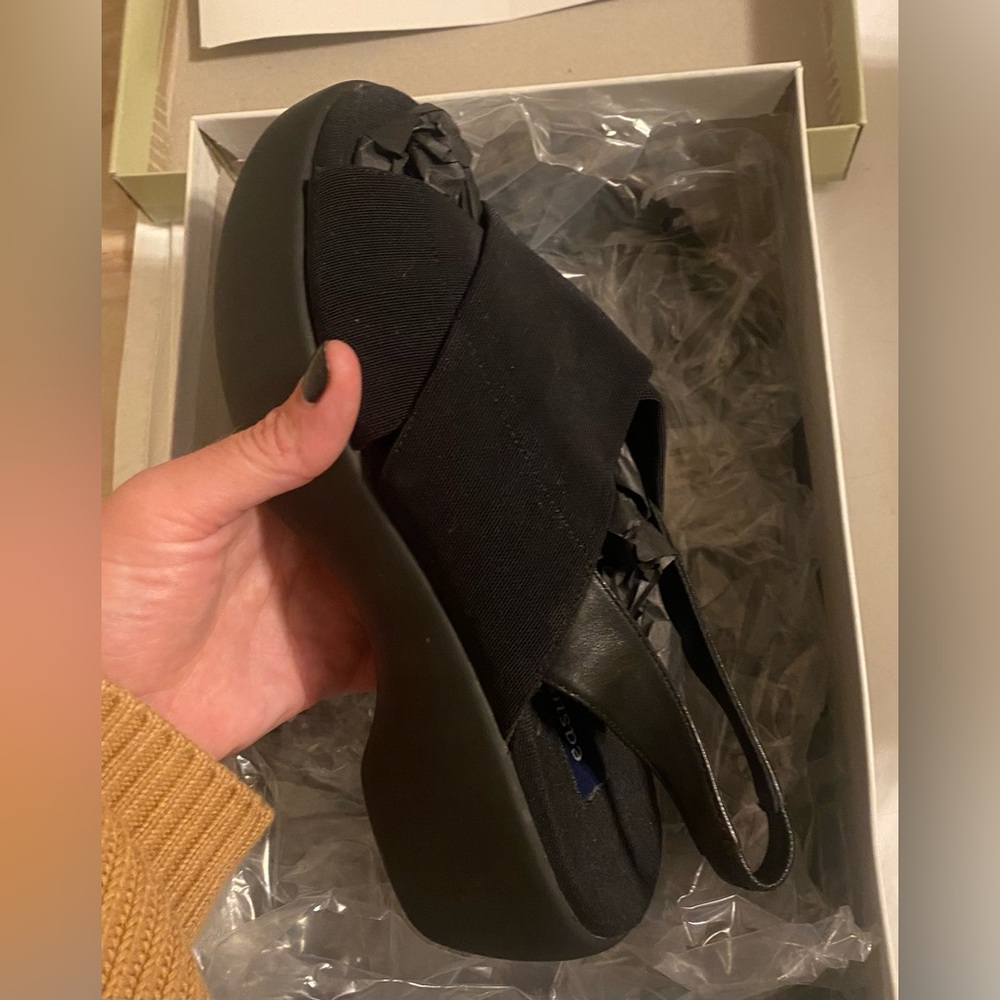 NWT WOMENS SIZE 8 “EASY SPIRIT” BLACK OLIVER SANDALS 🖤